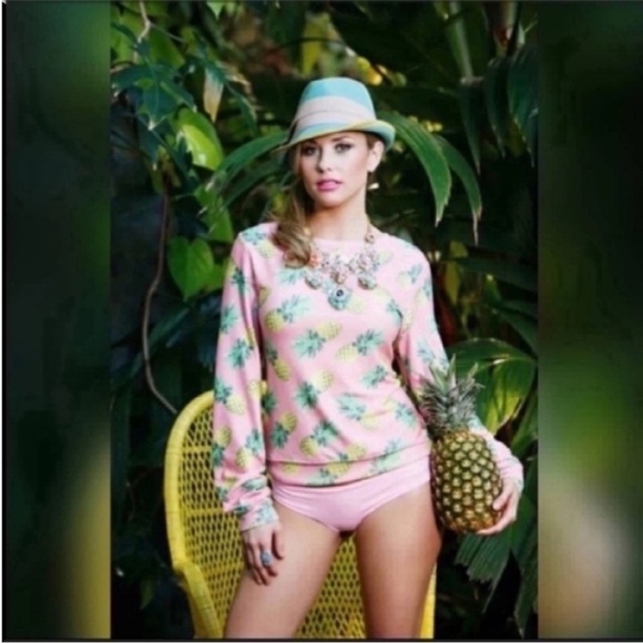 Wildfox Pineapple Palace Sweatshirt Small NWOT
Bloggers Favorite !!! long sleeve - Picture 3 of 16